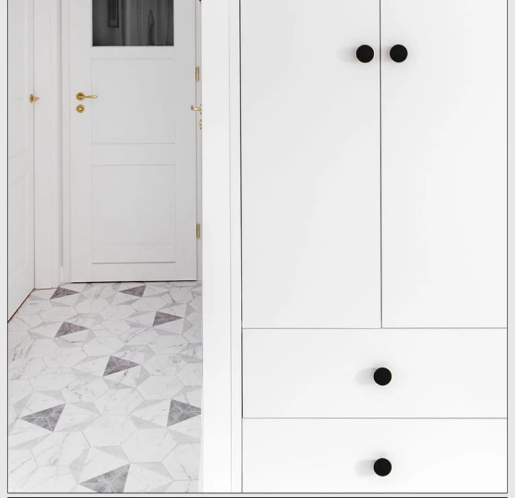 Hoher weißer Schrank im Flur mit eleganten runden Möbelknöpfen aus der Kollektion Santa.
