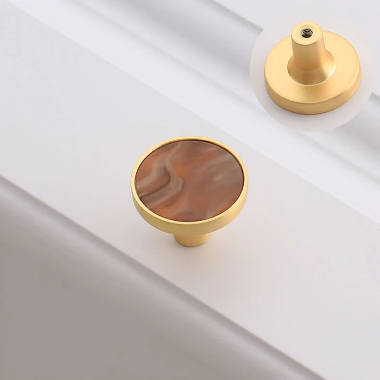 Honiggoldener Möbelknopf Santa mit einzigartigem Strukturmuster und goldfarbener Basis.