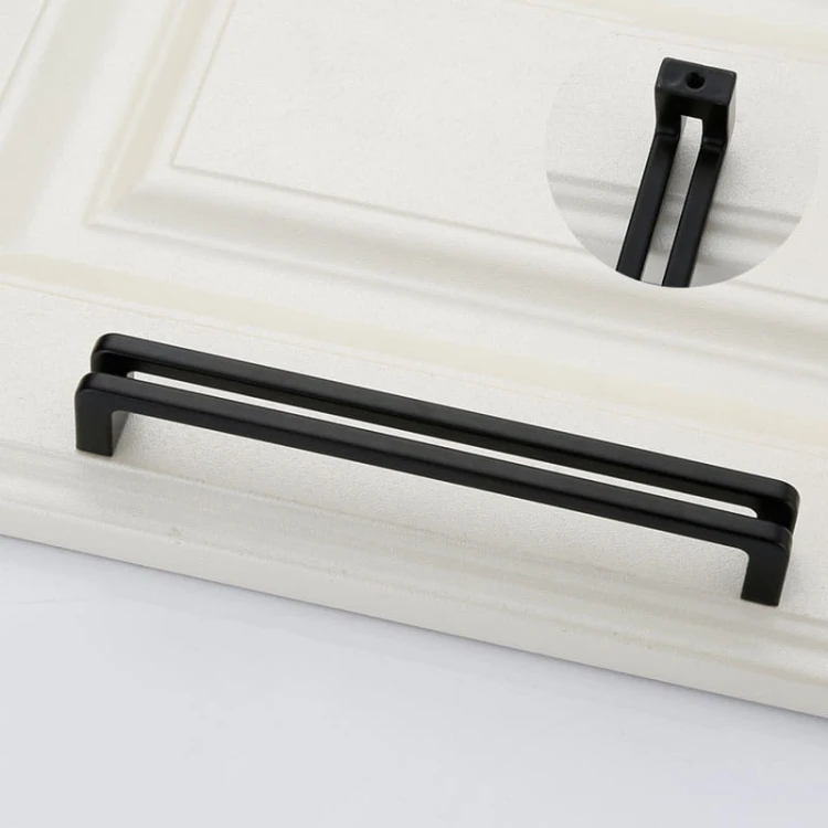 Podłużny uchwyt nakładany Pino w kolorze czarnym o długości 160 mm