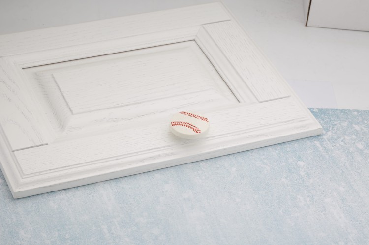 Uchwyt do mebli dziecięcych Baseball – gałka w kształcie piłki do baseballa do szafek i komód w pokoju dziecka, sklep euchwyty.pl