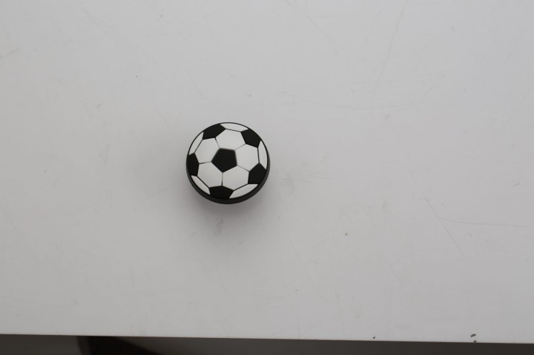 Uchwyt do mebli dziecięcych Football – gałka w kształcie piłki nożnej do szafek i komód w pokoju dziecka, sklep euchwyty.pl