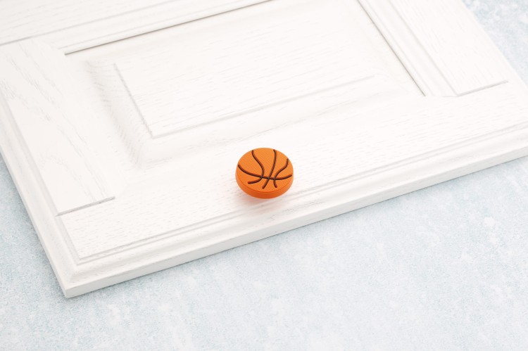 Uchwyt do mebli dziecięcych Basketball – pomarańczowa gałka w kształcie piłki do koszykówki do szafek i komód w pokoju dziecka, sklep euchwyty.pl