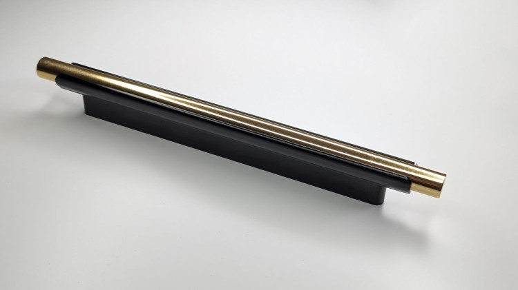 Podłużny czarny uchwyt meblowy Carao ze złotym elementem, rozstaw 160 mm, elegancki detal do szafek i komód