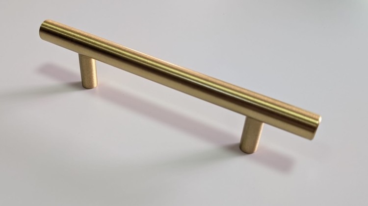 Möbelgriff Poza – T-Bar-Griff in Schwarz oder Gold, im industriellen und modernen Stil. Ideal für Küchenmöbel, Schubladen und Kommoden, erhältlich als T-Bar sowie in 96, 128 und 160 mm – egriffe.at