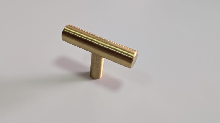 Möbelgriff Poza – T-Bar-Griff in Schwarz oder Gold, im industriellen und modernen Stil. Ideal für Küchenmöbel, Schubladen und Kommoden, erhältlich als T-Bar sowie in 96, 128 und 160 mm – egriffe.at