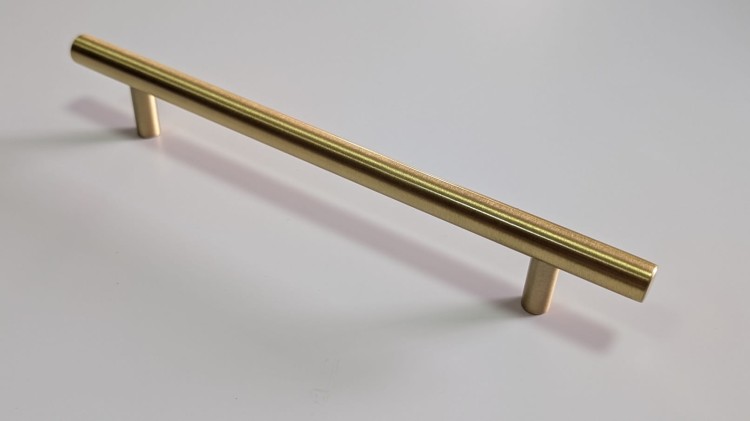 Möbelgriff Poza – T-Bar-Griff in Schwarz oder Gold, im industriellen und modernen Stil. Ideal für Küchenmöbel, Schubladen und Kommoden, erhältlich als T-Bar sowie in 96, 128 und 160 mm – egriffe.at