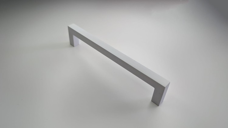 Möbelgriff Tinaja – moderner minimalistischer Griff als Knopf oder Leiste in 128 und 320 mm. Sieben trendige Farben von Weiß und Schwarz bis Gold und Grau. Ideal für Küche, Bad, Schränke und Kommoden.
