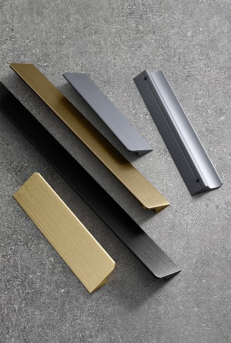 Möbelgriff Fargo – Kantengriff in gebürstetem Gold, gebürstetem Schwarz und gebürstetem Grau. Größen 96, 128, 192, 320 und 800 mm, im Loft-, Modern-, Skandi- und Industrial-Stil – egriffe.at