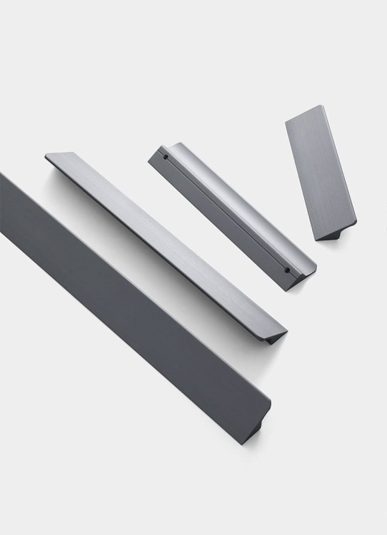 Möbelgriff Fargo – Kantengriff in gebürstetem Gold, gebürstetem Schwarz und gebürstetem Grau. Größen 96, 128, 192, 320 und 800 mm, im Loft-, Modern-, Skandi- und Industrial-Stil – egriffe.at