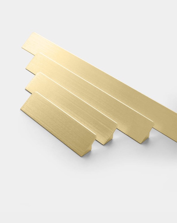 Möbelgriff Fargo – Kantengriff in gebürstetem Gold, gebürstetem Schwarz und gebürstetem Grau. Größen 96, 128, 192, 320 und 800 mm, im Loft-, Modern-, Skandi- und Industrial-Stil – egriffe.at