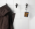 Wandhaken Tunas mit designerischer, geschwungener Form. Robust, feuchtigkeitsbeständig und leicht zu montieren, Schrauben im Set. Ideal für Bad, Küche, Garderobe und Büro. Farben: Metallicgrau, Gold und Schwarz-Gold.