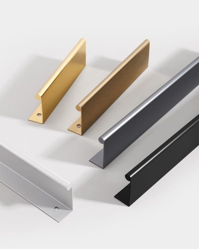 Möbelgriff Bravo – L-Kantengriff aus feuchtigkeitsbeständigem Aluminium. Farben: gebürstetes Gold, Schwarz, Silber und Grau. Größen 96, 128, 160, 192, 224 und 800 mm. Für moderne, minimalistische und industrielle Interieurs.