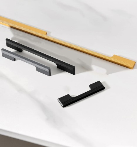 Möbelgriff Pomo – moderner länglicher Griff für Küchenmöbel, Schränke und Schubladen. Farben: Schwarz, Champagnergold und Grau. Größen: Knopf, 192, 320 und 800 mm.
