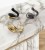 Wandhaken Tunas mit designerischer, geschwungener Form. Robust, feuchtigkeitsbeständig und leicht zu montieren, Schrauben im Set. Ideal für Bad, Küche, Garderobe und Büro. Farben: Metallicgrau, Gold und Schwarz-Gold.