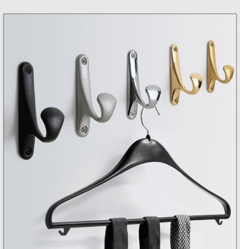 Wandhaken Tuli mit klassisch-eleganter Linie – robust, feuchtigkeits- und kratzbeständig, mit schneller Schraubmontage. Für Zuhause, Büro und Objektbereich. Farben: Schwarz, Chrom, Gold, Sandgold und Sandsilber.