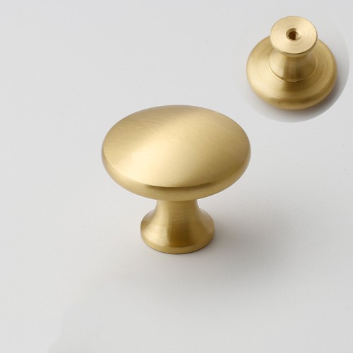 Möbelknopf Isla Messing – eleganter, klassischer Knopf aus massivem Messing in Messingfarbe. Ideal für Küche, Bad, Kommoden, Schubladen und Schränke; langlebig und einfach zu montieren – egriffe.at
