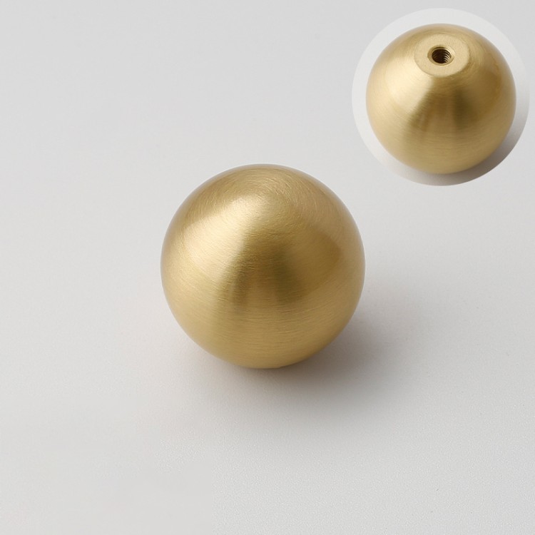 Möbelknopf Costa Messing – klassischer, kugelförmiger Knopf aus massivem Messing mit satiniert/gebürstetem Finish, erhältlich in 20 und 25 mm. Für Küche, Bad, Kommoden, Schubladen und Schränke – egriffe.at