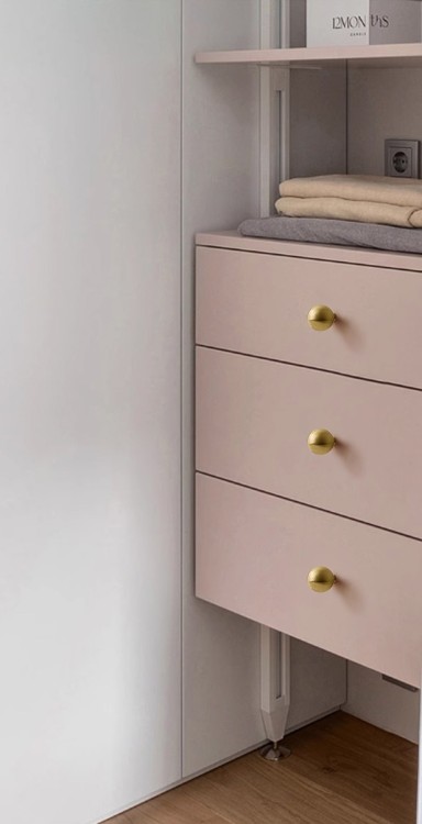 Messingknopf Saba an der Schublade einer Kommode in Puderrosa, arrangiert im Glamour-Stil.