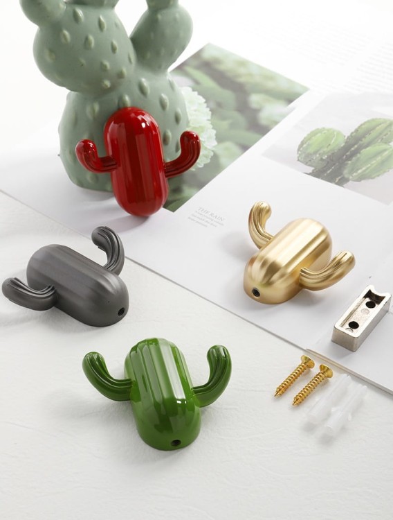 Wandhaken Cactus – verspielt und modern, ideal für Flur, Küche, Bad und Kinderzimmer. Robust und leicht zu montieren. Farben: Gold, Rot, Grün und Grau.