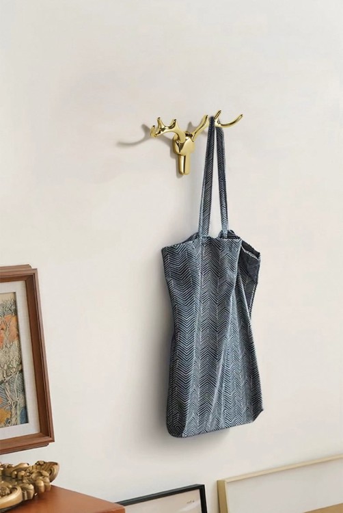 Wandhaken Alberto im modern-skandinavischen Stil, mit solider Konstruktion und einfacher Montage. Farben: Gold, gebürstetes Gold, Schwarz, Grau-Gold, Perlgrau und gebürsteter Nickel – dekorativ und funktional.