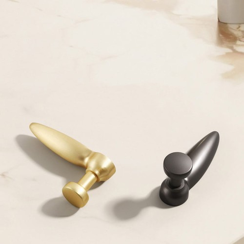 Wandhaken Lumbi mit moderner organischer Form. In gebürstetem Gold und Perlgrau erhältlich – ideal für Zuhause und gewerbliche Räume, einzeln als Akzent oder als Teil einer dekorativen Wandkomposition.
