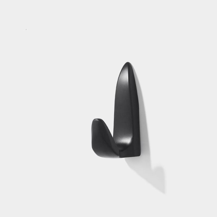 Wandhaken Gordo mit modernem minimalistischem Design. Robust, kratzfest und einfach mit Schrauben zu montieren. Ideal für Zuhause, Büro oder Bad. Farben: Gold, Schwarz und Perlgrau.