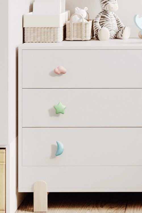 Kindermöbelgriff Cloud in Form einer pastellfarbenen Wolke, ideal für Kinderzimmer, Kindergarten oder Krippe. Farben: Rosa, Grün, Blau und Weiß. Weiche, sichere Kanten und kindlicher skandinavischer Stil.