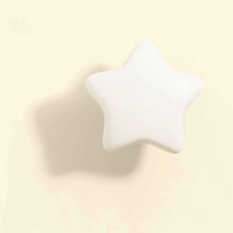 Kindermöbelgriff Misia in Form eines pastellfarbenen Sterns, ideal für Kommoden, Schränke und Schubladen im Kinderzimmer. Farben: Rosa, Grün, Weiß und Blau. Märchenhaft-modernes Design, Montageschrauben im Set.
