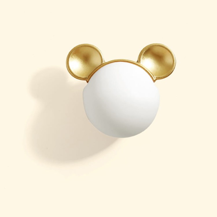 Kindermöbelgriff Mouse – pastellfarbene Kugel mit goldenen Öhrchen, ideal für Kindermöbel. Farben: Rosa, Grün, Hellblau und Weiß. Kindlich-moderner Designgriff für Kommoden, Schubladen und Schränke.