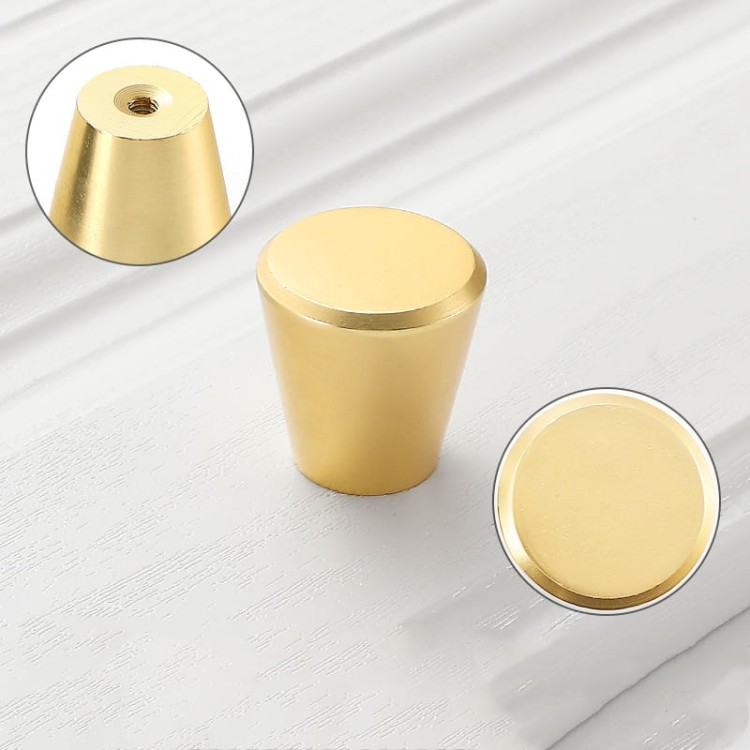 Möbelknopf Sigi – schlichter konischer Knopf in Gold, gebürstetem Gold oder Schwarz, passend für moderne und klassische Interieurs. Ideal für Küchenfronten, Kommoden, Nachttische, Badmöbel und Garderoben.