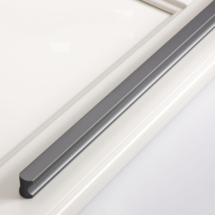 Möbelgriff Tapia – schlanker länglicher Griff in Gold, Schwarz oder Grau, ideal für moderne minimalistische Interieurs. Perfekt für Schränke, Kommoden und Kleiderschränke in Küche, Bad, Wohnzimmer und Garderobe.