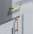 Möbelgriff Lina – universeller Griff in glänzendem Gold und Perlgrau, erhältlich in 128 und 192 mm. Standard-Lochabstand und mitgelieferte Schrauben sorgen für schnelle Montage an Schubladen, Fronten und Türen.