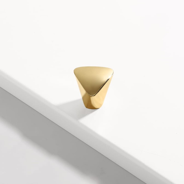 Möbelgriff Tuse – schlanker moderner Griff in Gold und Perlgrau, erhältlich in 128 mm, 192 mm sowie als Knopf. Ideal für elegante Küchenmöbel, Schubladen, Kommoden und Garderoben im klassischen oder modernen Stil.