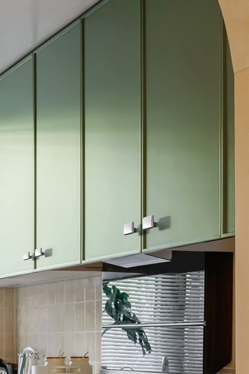 Möbelgriff Tinaja – moderner minimalistischer Griff als Knopf oder Leiste in 128 und 320 mm. Sieben trendige Farben von Weiß und Schwarz bis Gold und Grau. Ideal für Küche, Bad, Schränke und Kommoden.