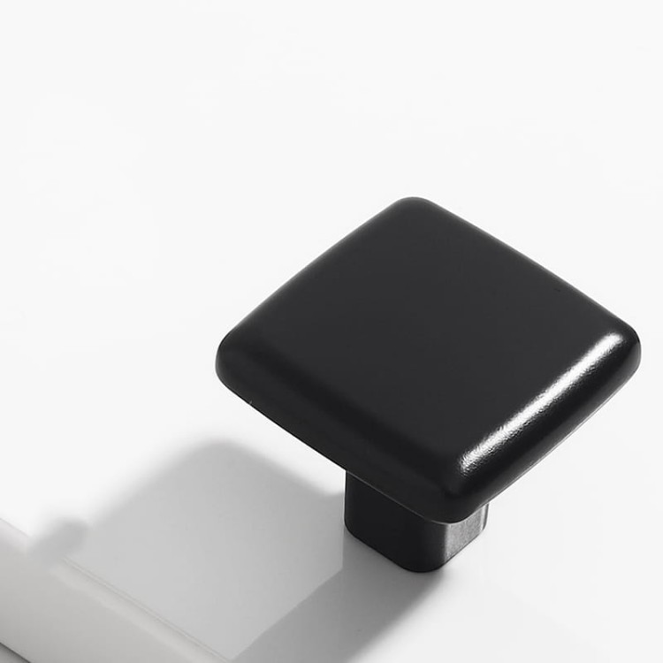 Möbelgriff Tinaja – moderner minimalistischer Griff als Knopf oder Leiste in 128 und 320 mm. Sieben trendige Farben von Weiß und Schwarz bis Gold und Grau. Ideal für Küche, Bad, Schränke und Kommoden.