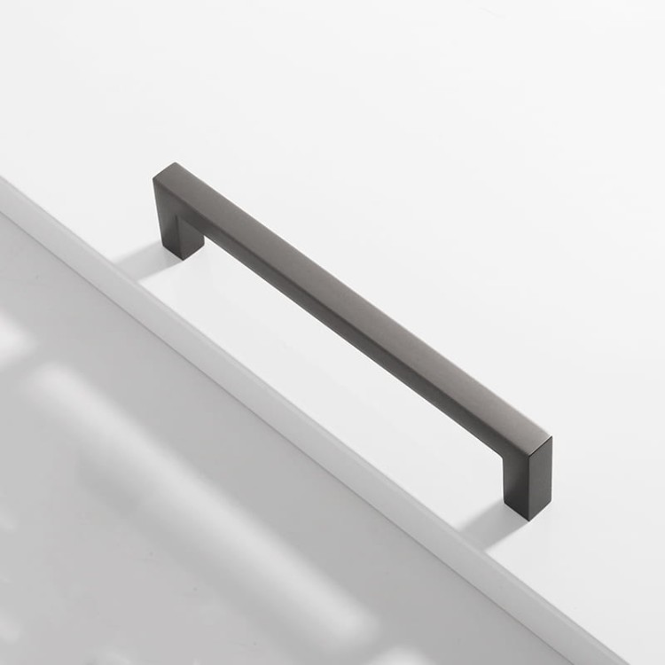 Möbelgriff Tinaja – moderner minimalistischer Griff als Knopf oder Leiste in 128 und 320 mm. Sieben trendige Farben von Weiß und Schwarz bis Gold und Grau. Ideal für Küche, Bad, Schränke und Kommoden.