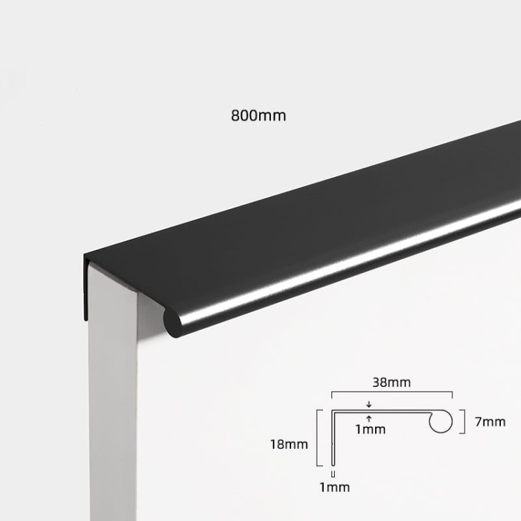 Möbelgriff Bravo – L-Kantengriff aus feuchtigkeitsbeständigem Aluminium. Farben: gebürstetes Gold, Schwarz, Silber und Grau. Größen 96, 128, 160, 192, 224 und 800 mm. Für moderne, minimalistische und industrielle Interieurs.