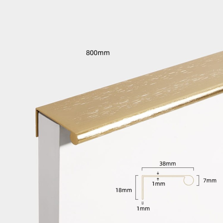 Möbelgriff Bravo – L-Kantengriff aus feuchtigkeitsbeständigem Aluminium. Farben: gebürstetes Gold, Schwarz, Silber und Grau. Größen 96, 128, 160, 192, 224 und 800 mm. Für moderne, minimalistische und industrielle Interieurs.