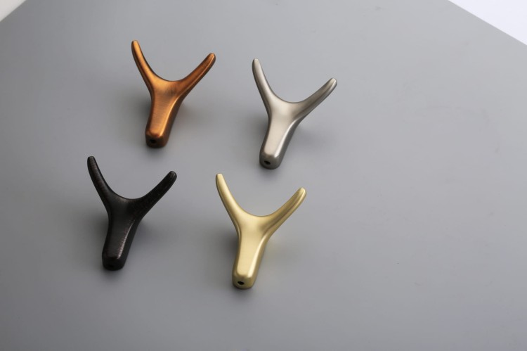 Wandhaken Tesia verbindet Funktionalität und Ästhetik – ideal für Flur, Bad, Küche, Garderobe und Büro. Farben: gebürstetes Braun, Dunkelbraun, Nickel, Perlgrau, Gold, gebürstetes Gold und Schwarz.