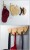 Wandhaken Tuli mit klassisch-eleganter Linie – robust, feuchtigkeits- und kratzbeständig, mit schneller Schraubmontage. Für Zuhause, Büro und Objektbereich. Farben: Schwarz, Chrom, Gold, Sandgold und Sandsilber.