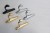 Wandhaken Tuli mit klassisch-eleganter Linie – robust, feuchtigkeits- und kratzbeständig, mit schneller Schraubmontage. Für Zuhause, Büro und Objektbereich. Farben: Schwarz, Chrom, Gold, Sandgold und Sandsilber.