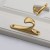 Wandhaken Tuli mit klassisch-eleganter Linie – robust, feuchtigkeits- und kratzbeständig, mit schneller Schraubmontage. Für Zuhause, Büro und Objektbereich. Farben: Schwarz, Chrom, Gold, Sandgold und Sandsilber.