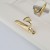 Wandhaken Tuli mit klassisch-eleganter Linie – robust, feuchtigkeits- und kratzbeständig, mit schneller Schraubmontage. Für Zuhause, Büro und Objektbereich. Farben: Schwarz, Chrom, Gold, Sandgold und Sandsilber.