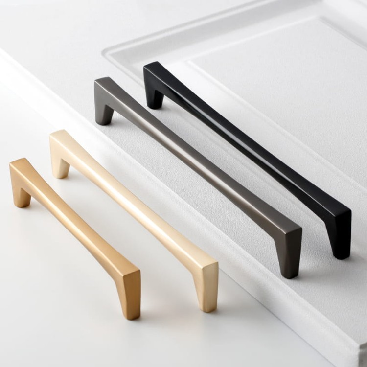 Möbelgriff Mela – moderner, klassischer und minimalistischer Griff in Schwarz, gebürstetem Gold, gebürstetem Nickel und Perlgrau. Größen 128–256 mm, ideal für Küchen- und Badmöbel, Garderoben und Kommoden.