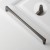 Möbelgriff Mela – moderner, klassischer und minimalistischer Griff in Schwarz, gebürstetem Gold, gebürstetem Nickel und Perlgrau. Größen 128–256 mm, ideal für Küchen- und Badmöbel, Garderoben und Kommoden.