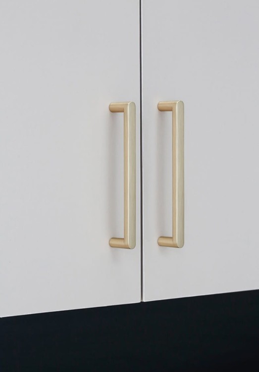 Möbelgriff Vega – moderner minimalistischer Griff in Schwarz, gebürstetem Gold, gebürstetem Nickel und Perlgrau. Größen 128–256 mm, ideal für Küche, Kommoden, Schränke, Garderobe und Bad.