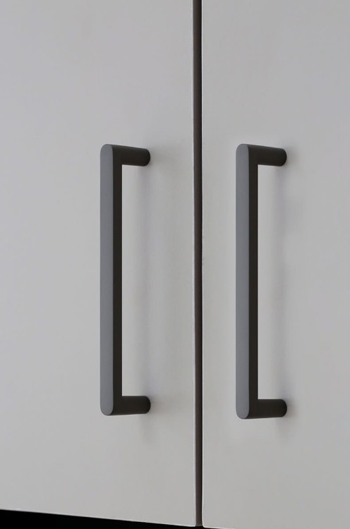Möbelgriff Vega – moderner minimalistischer Griff in Schwarz, gebürstetem Gold, gebürstetem Nickel und Perlgrau. Größen 128–256 mm, ideal für Küche, Kommoden, Schränke, Garderobe und Bad.