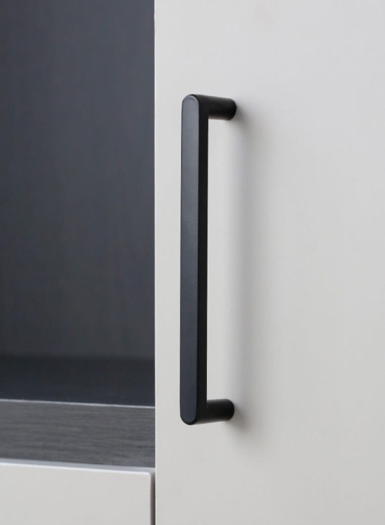 Möbelgriff Vega – moderner minimalistischer Griff in Schwarz, gebürstetem Gold, gebürstetem Nickel und Perlgrau. Größen 128–256 mm, ideal für Küche, Kommoden, Schränke, Garderobe und Bad.