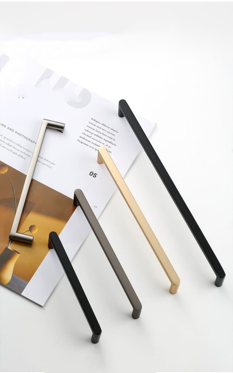 Möbelgriff Vega – moderner minimalistischer Griff in Schwarz, gebürstetem Gold, gebürstetem Nickel und Perlgrau. Größen 128–256 mm, ideal für Küche, Kommoden, Schränke, Garderobe und Bad.