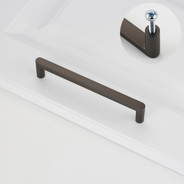 Möbelgriff Vega – moderner minimalistischer Griff in Schwarz, gebürstetem Gold, gebürstetem Nickel und Perlgrau. Größen 128–256 mm, ideal für Küche, Kommoden, Schränke, Garderobe und Bad.